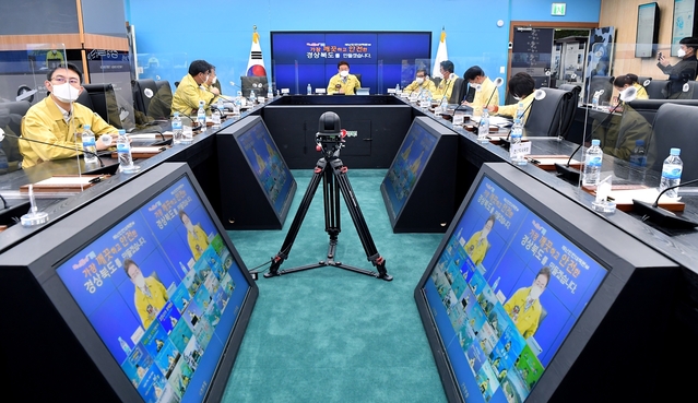 ▲ 회의에서 이철우 지사는 연말연시 특별방역 현황을 점검하고 코로나19에 대한 Fast4(빠른 발견, 빠른 격리, 빠른 메시지, 빠른 결정) 대응체계 강화를 지시했다.ⓒ경북도
