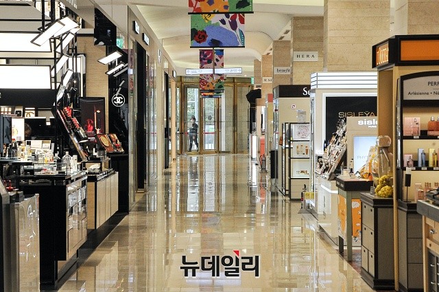 ▲ 2021년 신축년(辛丑年) 소띠 해가 사흘여 앞으로 다가왔지만, 띠를 내세운 제품 판매는 지난해에 비해 크게 줄어들었다고 설명했다. 지난해 말 올해의 십이지상인 ‘쥐’를 활용한 액세서리와 휴대전화 소품 등이 봇물을 이룬 것과 대비된다.ⓒ뉴데일리DB