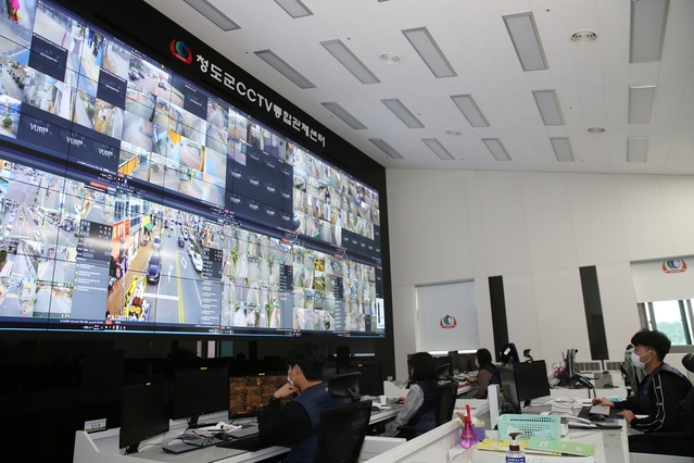 ▲ 청도군 통합관제센터는 지난해 9월 개관이래 현재까지 교통사고 144건, 절도 등 범죄수사 64건, 산불 4건 등 280여건에 대해 경찰서 및 공공기관 등에 제공해 각종 범죄의 현행범 검거에 기여하고 있다.ⓒ청도군