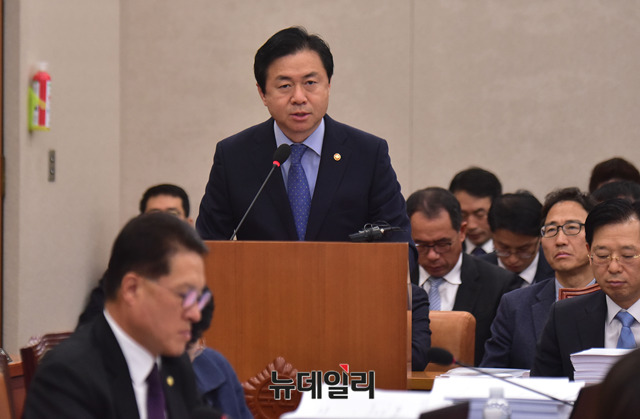 ▲ 김영춘 국회 사무총장이 28일, 부산시장 출마를 위해 퇴임식을 가졌다. ⓒ이종현 기자