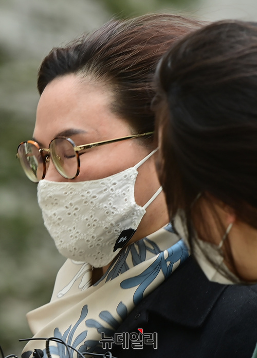 ▲ 자녀 입시부정·사모펀드 비리 등 혐의로 기소된 정경심(사진) 교수가 지난 23일 1심 선고 공판이 예정된 서울중앙지방법원으로 들어가고 있다.    ⓒ정상윤 기자