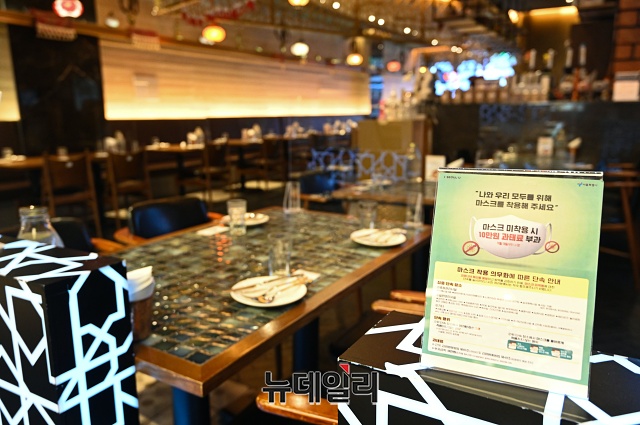 ▲ 27일 오후 서울 강남구 코엑스 내 쇼핑몰이 한산한 모습을 보이고 있다. ⓒ권창회 기자