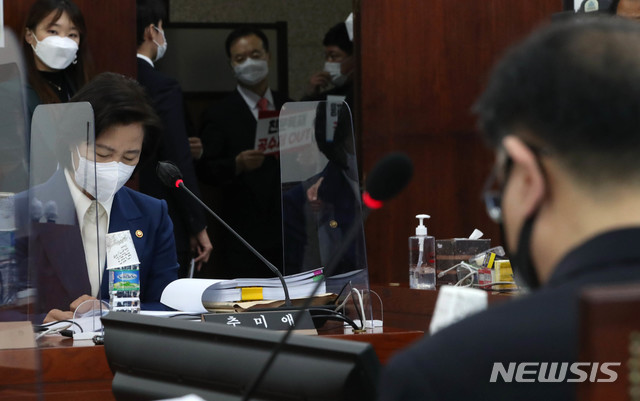 ▲ 고위공직자범죄수사처장 후보 추천위원회가 28일 6차 회의를 열고 이찬희 대한변호사협회장 추천 몫의 처장 후보자 2명을 최종 압축했다. 사진은 추천위 회의 전 모습. ⓒ뉴시스(사진=공동취재단)