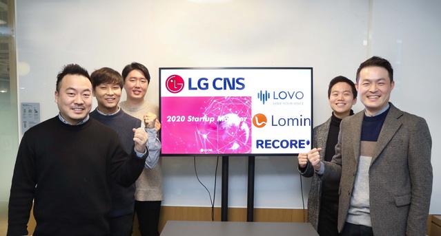 ▲ LG CNS 스타트업 몬스터에 선정된 팀이 기념촬영하고 있다. (왼쪽부터)박범진리코어 공동 창업자, 강지홍 로민 대표, 최우용 LOVO 대표, 이승건 LOVO 이사, 최병록 리코어 대표)ⓒLG CNS