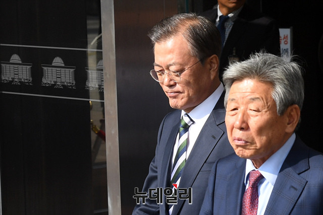 ▲ (왼쪽부터)문재인 대통령과 유인태 전 국회 사무총장. ⓒ뉴데일리 DB