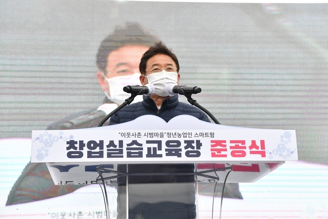 ▲ 이철우 경북도지사가 2021 도정의 핵심 화두는 ‘민생 살리기’와 ‘4차산업혁명 시대 대비’라고 강조했다. 사진은 지난 11월 이웃사촌 시범마을 창업실습교육장 준공식에서 인사말을 하는 이 지사.ⓒ경북도