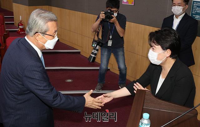 ▲ 김종인 국민의힘 비상대책위원장과 윤희숙 의원.ⓒ뉴데일리 DB