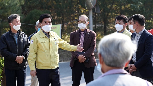 ▲ 황인호 동구청장(왼쪽에서 세 번째)이 대청동 인도개설과 관련한 동행정담을 진행하고 있다.ⓒ대전 동구