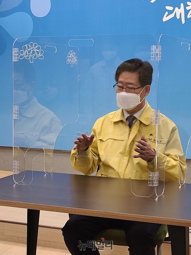 ▲ 양승조 충남도지사가 29일 도청에서 기자회견을 가진뒤 자신이 개발한 코로나19 휴대용 비말차단기에 대해 설명을 하고 있다. ⓒ김정원 기자