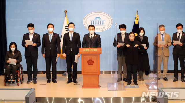 ▲ 더불어민주당 김용민, 장경태 등 의원들과 열린민주당 최강욱 대표가 29일 서울 여의도 국회에서 공소청법 제정안, 검찰청법 폐지법률안 발의 기자회견을 하고 있다. ⓒ뉴시스