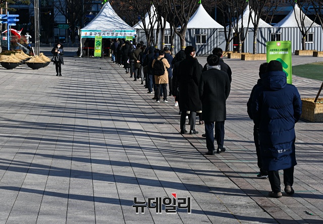 ▲ 서울 중구 서울시청 광장 앞에 마련된 임시선별검사소에서 시민들이 검사를 받기 위해 줄을 서 있다. ⓒ권창회 기자