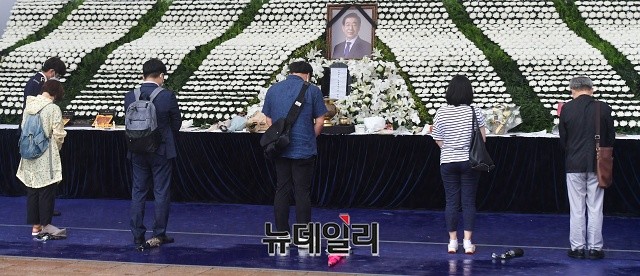 ▲ 박원순 시장이 숨진 뒤 서울시청 앞에 마련된 서울특별시장 분향소. ⓒ권창회 기자