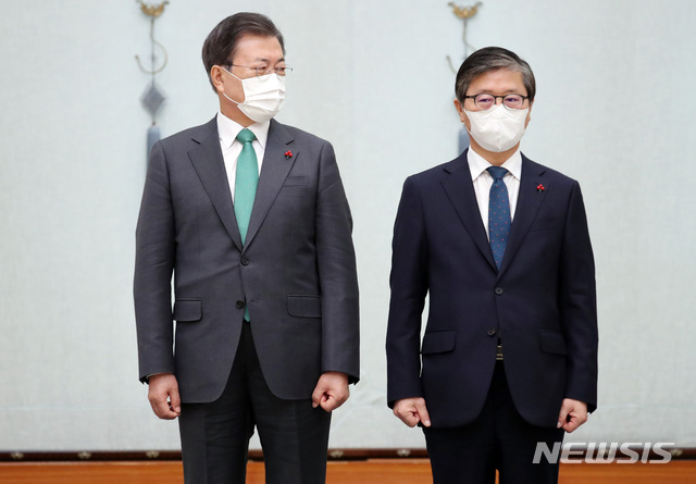 ▲ 문재인(좌) 대통령과 변창흠(우) 신임 국토교통부 장관. ⓒ뉴시스