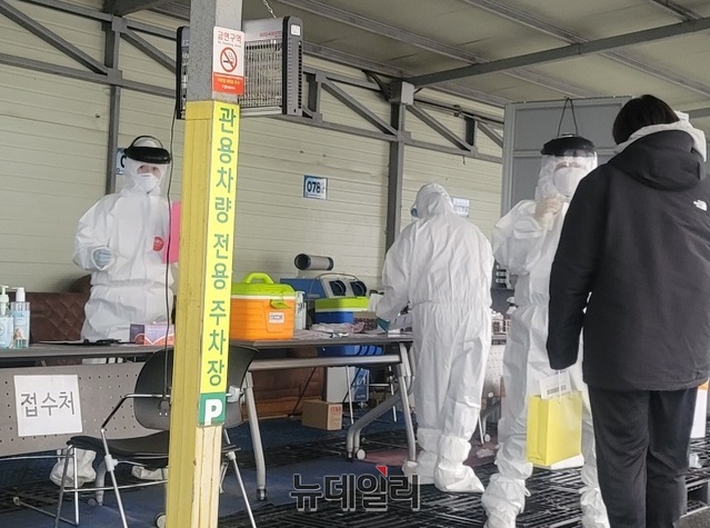 ▲ 청주동부소방서 소속 직원들이 29일 상당보건소 선별진료소에서 검체 검사를 받고 있다.ⓒ장동열 기자