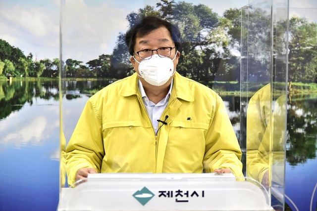 ▲ 30일 코로나19 관련 비대면 브리핑을 하는 이상천 제천시장.ⓒ제천시