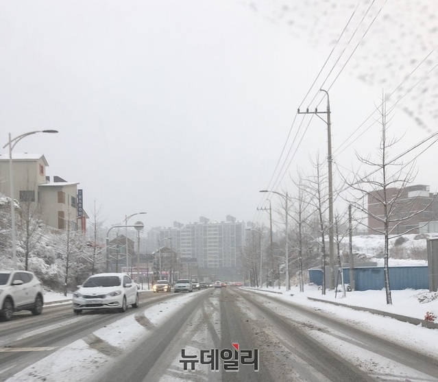 ▲ 29일 오후부터 청주지역 많은 눈이 내리면서 30일 아침 출근길 주요 도로가 빌판길로 변하면서 차량 운행에 큰 어려움을 겪었다.ⓒ김정원 기자