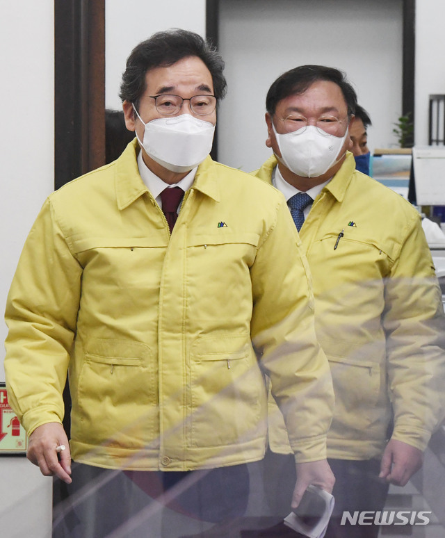 ▲ 더불어민주당 이낙연 대표와 김태년 원내대표가 30일 오전 서울 여의도 국회에서 열린 최고위원회의에 참석하고 있다. ⓒ뉴시스