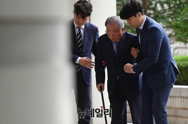 ▲ 조석래 효성 명예회장이 2018년 9월 탈세 혐의와 관련된 항소심 선고공판에 출석하고 있다.