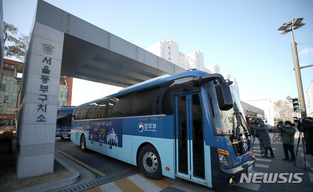 ▲ 30일 동부구치소에서 호송차량에 탑승한 재소자들이 타 교정기관으로 이감되고 있다. ⓒ뉴시스