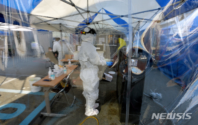 ▲ 30일 오전 대구 수성구 보건소 코로나19 선별진료소에서 의료진이 온열기 앞에서 손을 녹이고 있다. ⓒ뉴시스