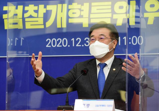 ▲ 윤호중 더불어민주당 검찰개혁특위 위원장이 30일 국회에서 기자간담회를 열고 검찰개혁특위의 향후 계획에 대해 설명하고 있다. ⓒ뉴시스