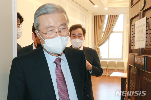 ▲ 이낙연 더불어민주당 대표와 김종인 국민의힘 비상대책위원장이 30일 오후 서울 여의도 국회에서 비공개 회동을 마치고 나서고 있다. ⓒ뉴시스