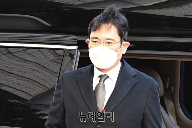 ▲ 이재용 삼성전자 부회장이 30일 오후 서울 서초구 서울고등법원에서 열린 국정농단 파기환송심 결심 공판에 출석하고 있다. ⓒ권창회 기자