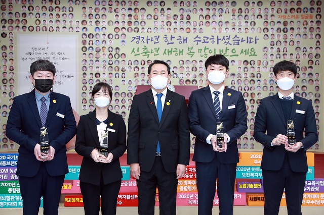 ▲ 울진군(군수 전찬걸)은 군정발전에 크게 기여한 공무원을 대상으로 ‘2020년 울진군 시책추진 유공 공무원’ MVP를 선정했다.ⓒ울진군
