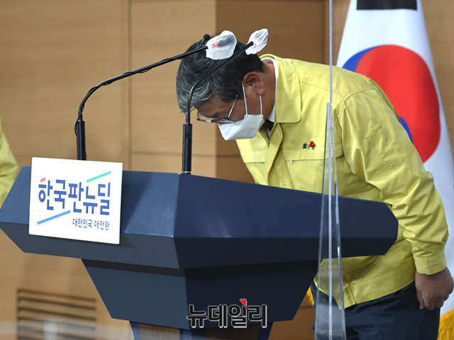 ▲ 이용구 법무부 차관이 31일 서울 종로구 정부서울청사에서 동부구치소 수감자 코로나 확산과 관련해 교정시설 대책을 발표하고 있다. ⓒ정상윤 기자