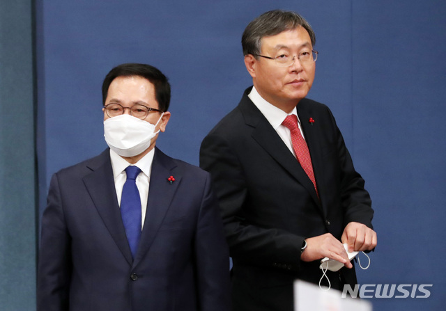 ▲ 신임 유영민 비서실장과 신현수 민정수석이 31일 오후 청와대 춘추관 대브리핑 룸에서 소개되고 있다. ⓒ뉴시스