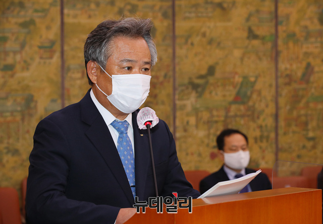 ▲ 이기흥 대한체육회장이 지난 10월 15일 국회 문화체육관광위원회에서 열린 대한체육회·국민체육진흥공단 등 국정감사에서 선서를 하고 있다. ⓒ뉴데일리 DB