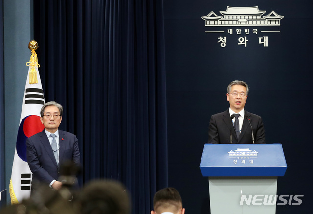 ▲ 김종호 민정수석이 31일 오후 청와대 춘추관 대브리핑 룸에서 이임사를 하고 있다. 왼쪽은 사퇴하는 노영민 비서실장. ⓒ뉴시스