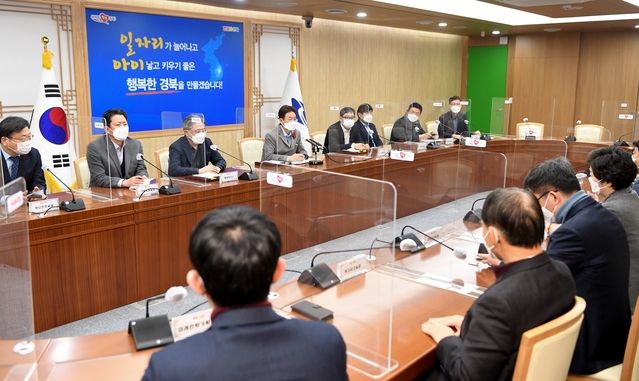 ▲ 이 지사는 “여기에 안주하지 말고 ‘죽을 고비에서 살길을 찾는다’는 사중구생(死中求生)의 정신으로 코로나19를 박살내고 경북의 발전을 위해 전 공직자가 혼연일체가 돼 나아가자”고 당부했다.ⓒ경북도