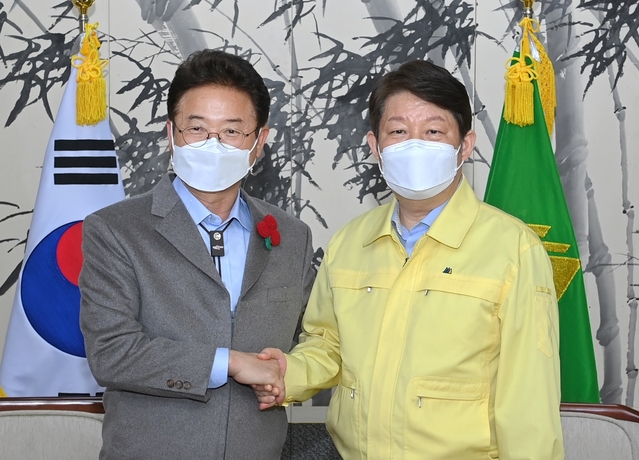 ▲ 권영진 대구시장(오른쪽)과 이철우 경북도지사는 31일 오후 5시 대구시청 접견실에서 만남을 갖고 올 한해를 돌아보며 덕담을 나눴다.ⓒ대구시