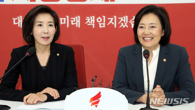 ▲ 좌측부터. 나경원 전 자유한국당(현 국민의힘) 원내대표와 박영선 중소벤처기업부 장관.ⓒ뉴시스