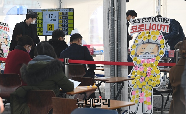 ▲ 정부가 5인 이상 모임 금지의 전국적인 확대와 함께 3일 종료를 앞두고 있던 수도권 2.5단계와 비수도권의 2단계 조치를 오는 17일까지 2주 더 연장한다. ⓒ뉴데일리 DB