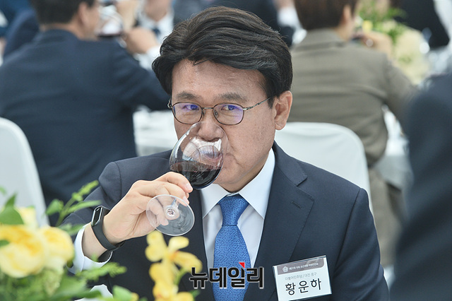 ▲ 코로나19(우한 폐렴) 확진자와 접촉해 자가 격리 중인 황운하 더불어민주당 의원이 '5인 이상 사적 모임'을 금지한 방역 수칙을 위반해 논란이 되고 있다. ⓒ뉴데일리 DB