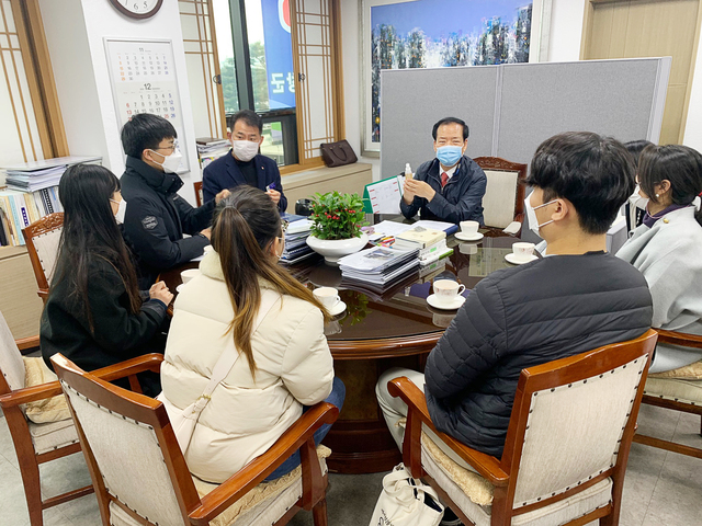 ▲ 대구한의대학교 학생으로 만들어진 ‘거기DOT’ 팀은 지역민들에게 다양한 문화 향유 기회를 제공하기 위해 개최한 거창 지역문화행사 ‘슬기로운 한방생활’을 통해 발생한 수익전액을 아림1004기부에 기부했다.ⓒ대구한의대