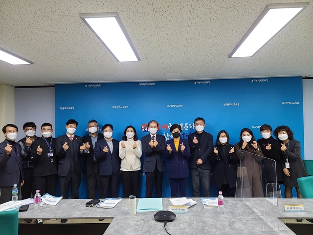 ▲ 강은희 교육감(오른쪽 여섯번째)은 포럼 운영 장소를 방문해 대안교육 관계자를 격려했다.ⓒ대구시교육청