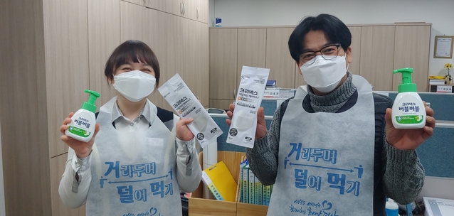 ▲ 경산시(시장 최영조)는 12월 9일부터 코로나19 예방 및 확산 방지를 위해 방역용품을 배부했다.ⓒ경산시