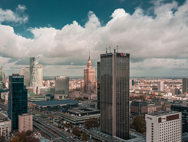 ▲ LG가 폴란드 바르샤바 옥스포드 타워에 옥외 광고를 설치하고 브랜드 알리기에 나섰다. ⓒLG