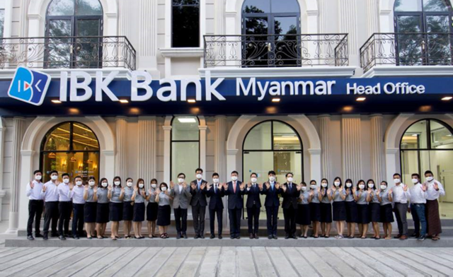 ▲ IBK미얀마은행 본점 앞에서 직원들이 기념촬영을 하는 모습. ⓒIBK기업은행