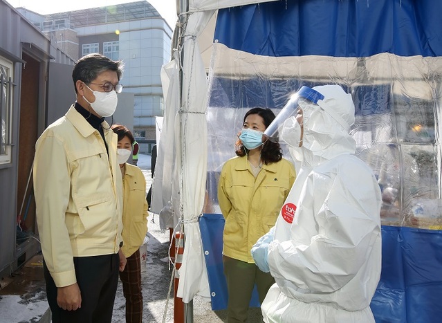 ▲ 임택수 청주부시장이 새해 연휴 코로나19 방역 현장을 방문, 관게자들을 격려했다.ⓒ청주시