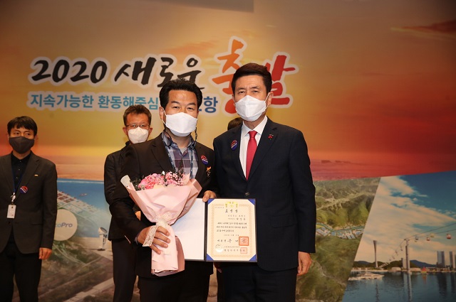 ▲ 허성욱(왼쪽) 전통시장팀장과 이강덕 포항시장이 기념사진을 촬영하고 있다.ⓒ포항시