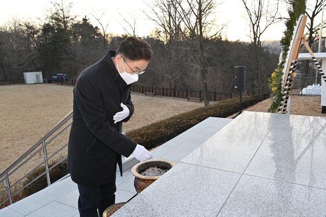 ▲ 임종식 경북교육감은 지난 1일 안동 충혼탑에서 참배 행사를 가졌다.ⓒ경북교육청