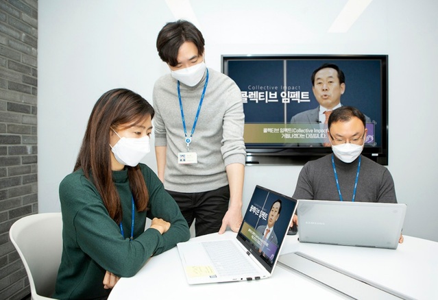 ▲ 온라인 시무식을 시청 중인 코오롱 임직원 ⓒ 코오롱