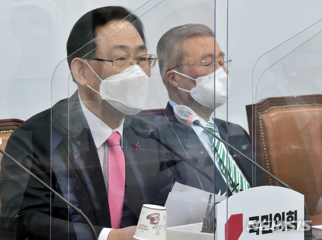 ▲ 주호영(왼쪽) 국민의힘 원내대표가 4일 서울 여의도 국회에서 열린 비상대책위원회의에서 발언하고 있다. (공동취재사진) ⓒ뉴시스