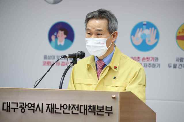▲ 채홍호 대구시행정부시장은 4일 오전 11시 대구시청 브리핑룸에서 코로나19 관련 특별방역대책 브리핑을 통해 “각종 모임에서 발생하는 감염의 전파 고리를 차단하기 위해 현행 사회적 거리두기 2단계를 유지하면서 핵심 부분의 방역을 강화한 '연초 특별방역대책'을 4일부터 17일까지 실시한다”고 밝혔다.ⓒ대구시