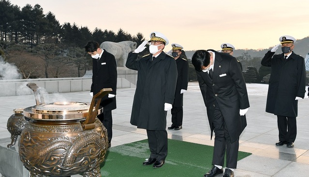 ▲ 부석종 해군참모총장이 4일 참모들과 함께 국립대전현충원을 찾아 2021년 필승해군·선진해군 건설을 다짐했다.ⓒ해군본부