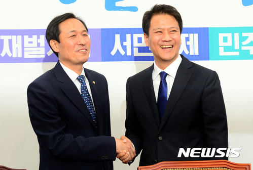 ▲ 우상호 더불어민주당 원내대표가 지난 2017년 5월 11일, 국회를 방문한 임종석 전 대통령 비서실장을 만나 악수를 나누고 있다. ⓒ뉴시스